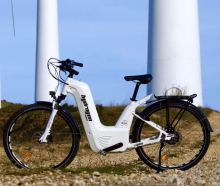 Французские инженеры из Pragma Industries разработали новую модель водородного велосипеда Alpha Bike, впервые представленного в 2018 году. Как сообщается, отличительная особенность новинки — запас хода. У первого Alpha Bike был двухлитровый баллон на 200 бар, который помогал велосипедисту крутить пе