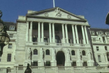 Банк Англии сохранил базовую ставку на рекордно низком уровне в 0,5%