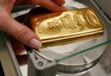 На мировых рынках золото незначительно подешевело