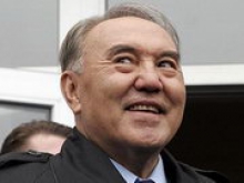 Президент Казахстана Назарбаев отказался от звания "Народного героя"