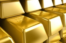 Фьючерсы на золото снизились на фоне укрепления доллара США