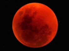 В мире наблюдали за редким явлением – «кровавой Луной»