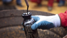 Нефть продолжает дешеветь на данных по запасам сырья в США