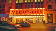 McDonald's экспериментирует с переходом на ресторанный сервис