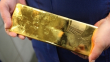 Золото дорожает более чем на 2% на ожидании действий центробанков и удешевлении доллара