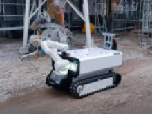В Австрии разработали робота-строителя, который кладет кирпич и забивает гвозди (видео)