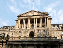 Глава Банка Англии заморозил зарплаты подчиненным на два года