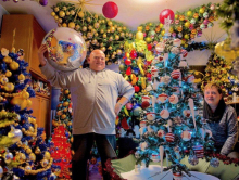 Немецкие супруги установили дома 350 рождественских елок
