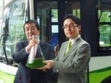 Первый в мире автобус на топливе из водорослей начал ездить в Японии