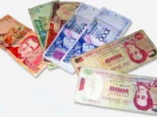 Венесуэла резко девальвировала национальную валюту почти на 50%