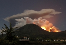 Из-за вулкана в Индонезии эвакуируют 28 тысяч человек