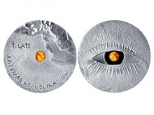 В Латвии выпустили монеты с кусочками янтаря