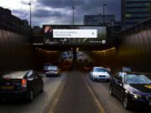 Google тестирует контекстную рекламу на офлайн-билбордах, которая учитывает погоду и новости