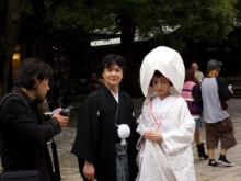 Сильная иена вынуждает молодоженов Японии играть свадьбу за рубежом