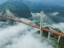 В Китае по самому высокому навесному мосту в мире пустили автомобили