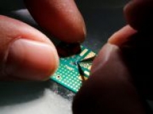 Tsinghua инвестирует $30 млрд в строительство в Китае завода по производству чипов памяти
