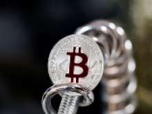Криптовалютное падение: Bitcoin торгуется ниже $7 тысяч