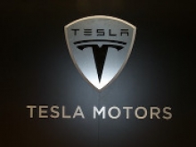 Электромобили Tesla научатся воспроизводить видеоматериалы