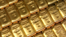 Снижение курса доллара в ожидании решений Еврогруппы повышает цену на золото