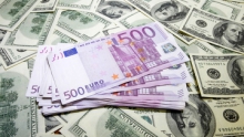 Доллар незначительно дорожает к евро на статистике по промпроизводству в еврозоне