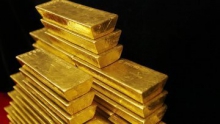 Золото подешевело на опасениях по поводу спроса на сырьевые активы в Китае