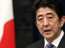 Абэ: слабая иена негативно влияет на домохозяйства