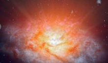 Астрономы обнаружили светящую в 300 трлн раз сильнее Солнца галактику