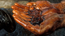 Нефть дешевеет в ожидании публикации данных по запасам от Минэнерго США