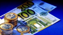Евро растет к доллару на фоне ожиданий новых статданных в США