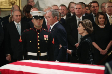 Американцы попрощаются с Бушем-старшим в Вашингтоне