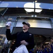 Apple начала продажи iPhone 5S и iPhone 5C