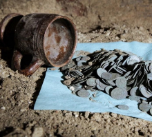 В польской церкви нашли клад из тысячи монет