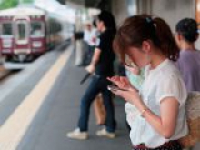 В Японии разработали приложение, препятствующее чтению смартфона при ходьбе
