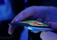 Samsung презентовал "гибкий" телефон