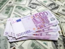 Евро дешевеет к доллару и иене