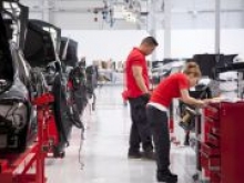 На Tesla подали жалобу за нарушение условий труда