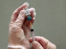 Названы сроки появления первой вакцины от COVID