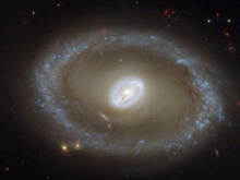 Астрономы NASA обнаружили далекую «галактику-линзу»