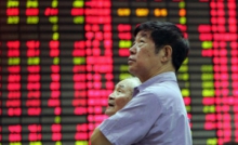 На Шанхайской бирже приостановлены торги из-за резкого падения акций
