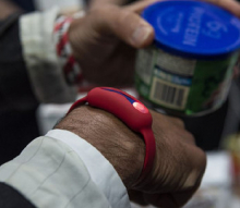 Ученые создали умный браслет, определяющий, что не надо покупать в продуктовом магазине