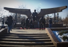 В Алматы поставили памятник Назарбаеву